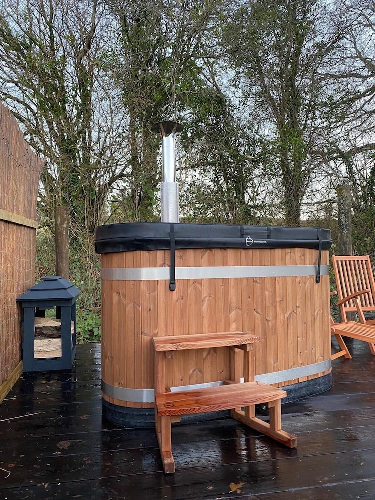 Tranquil Cabin Retreat Near Chepstow