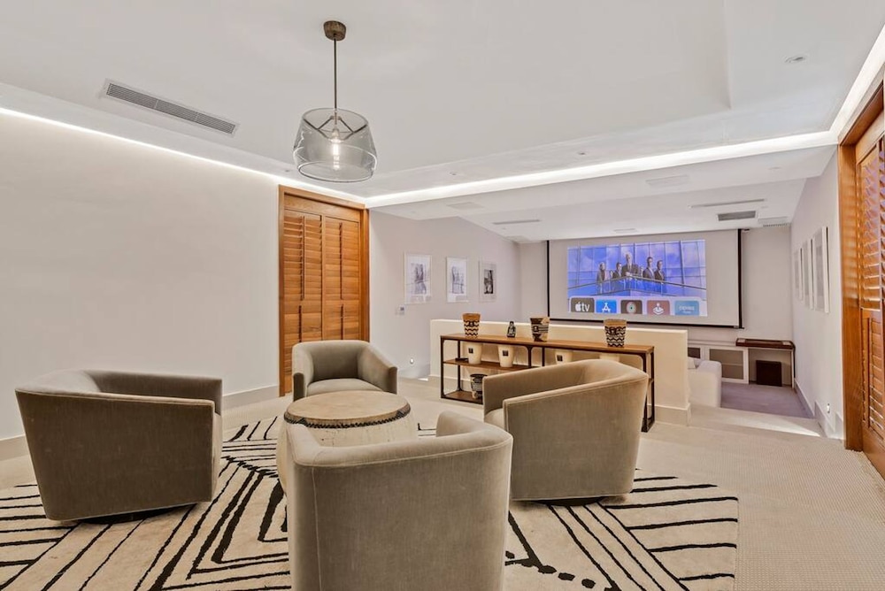 Modern Oasis Stunning Views of Golf Course River
