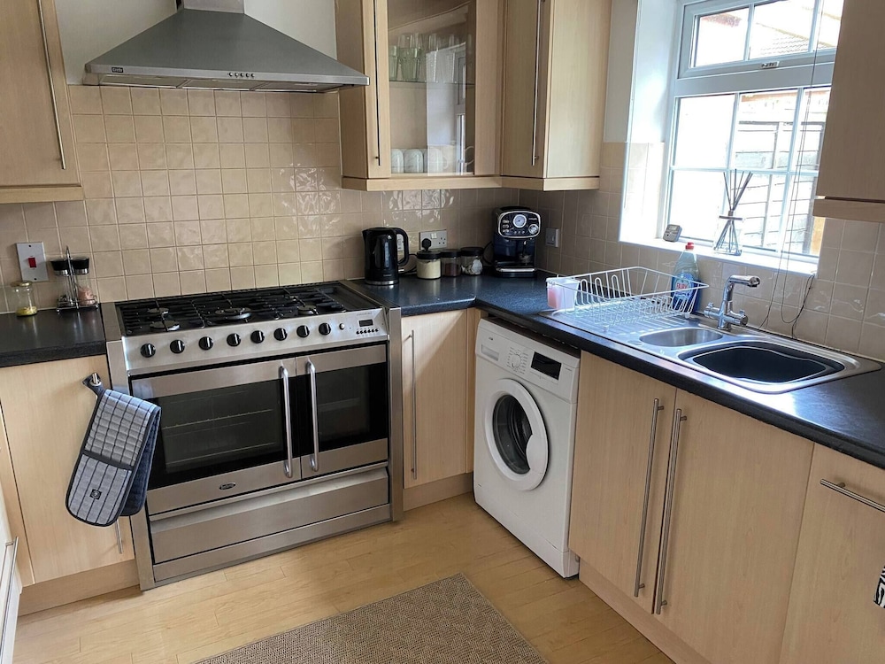 Charming 3-bedroom Norwich Retreat With Garden & Private Parking