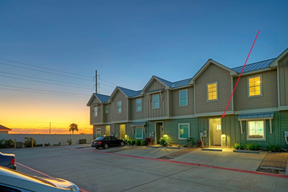 Ridley Retreat Community Pool, Mins to the Beach Corpus Christi + Port A
