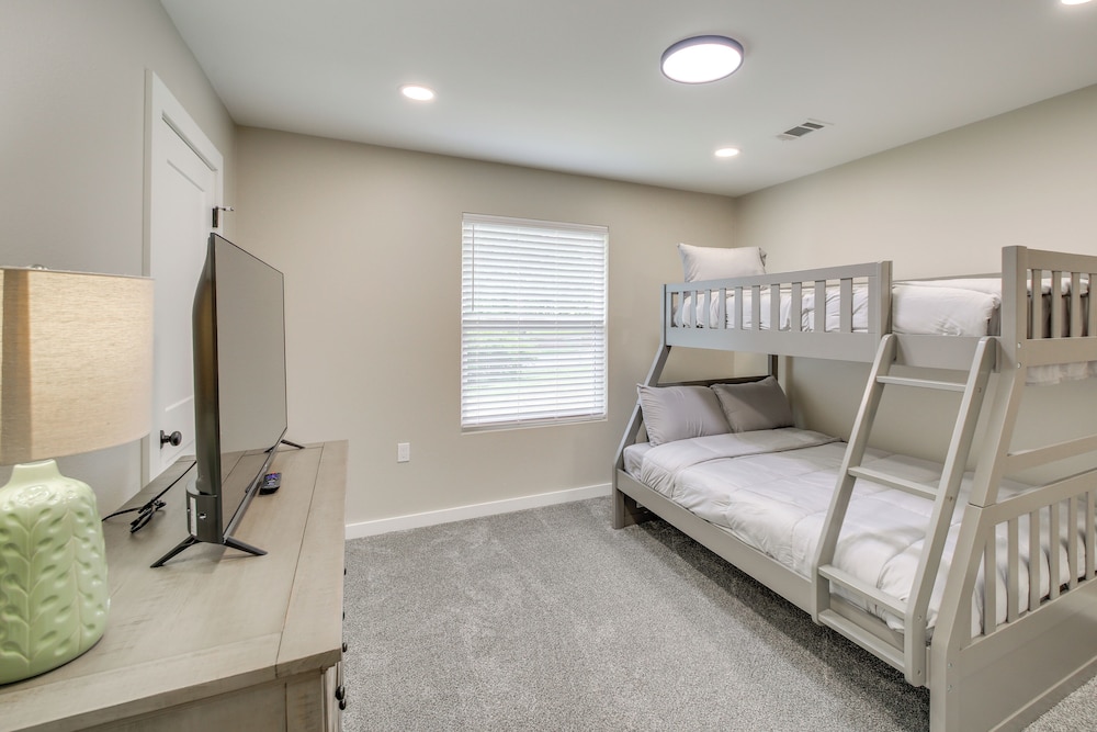 6 Mi to Dtwn: Hot Springs Abode w/ Yard!