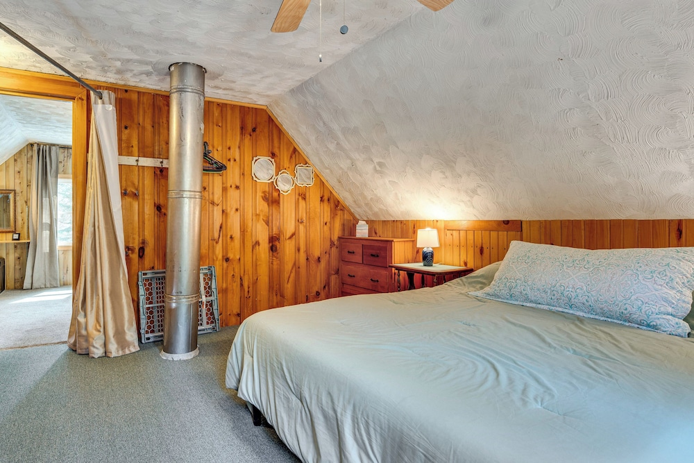 2 Mi to Ossipee Lake: Forest-view Sanctuary!