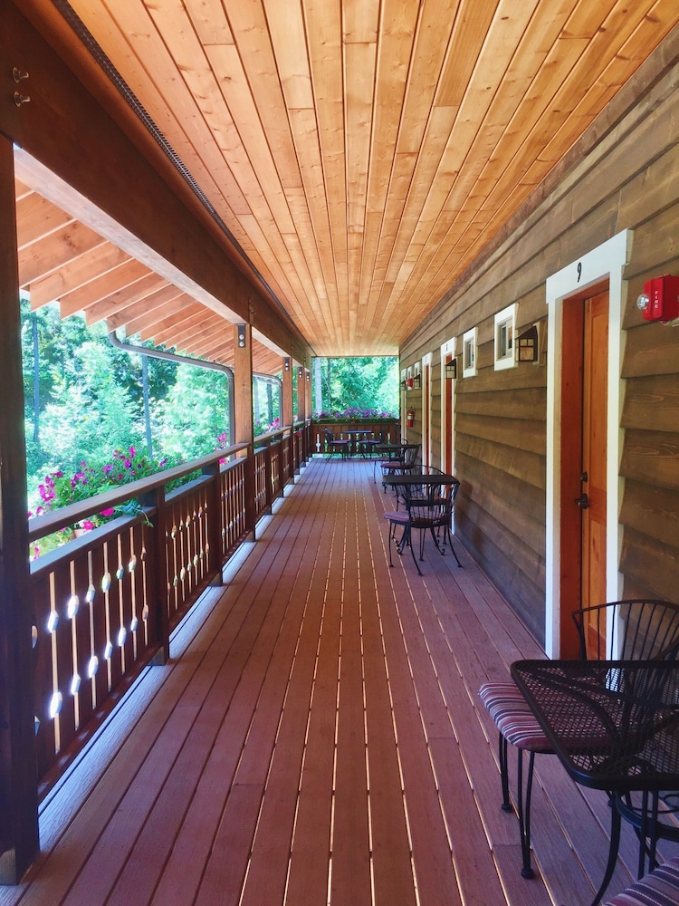 Glacier Guides Lodge