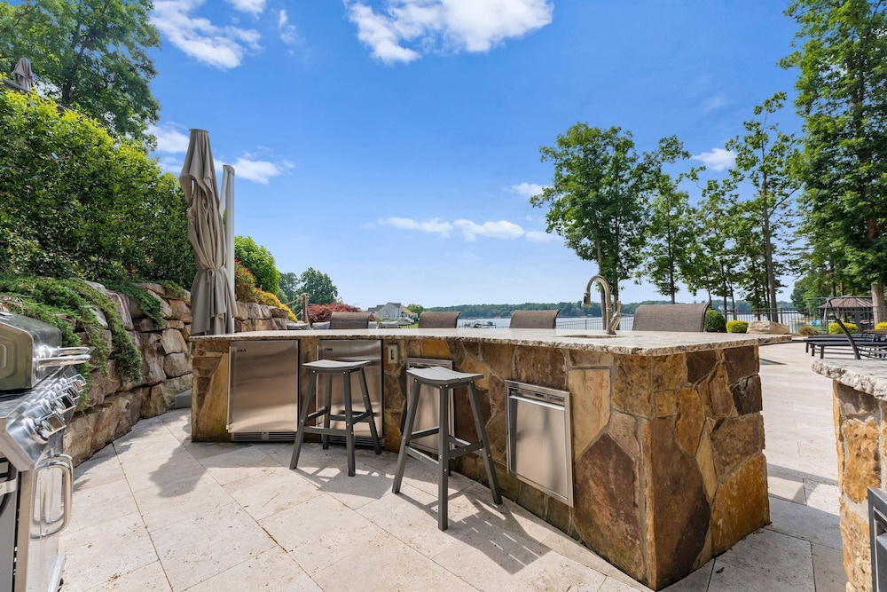 Paradise Pointe by Avantstay Lakefront Views Playset