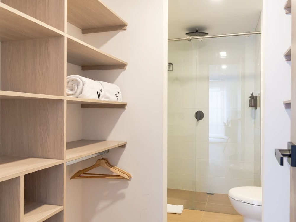 Spectacular 3 BR w Balcony in Laureles Medell n