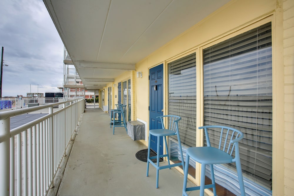 Walk to Shore: Wildwood Crest Studio w/ Pool View!