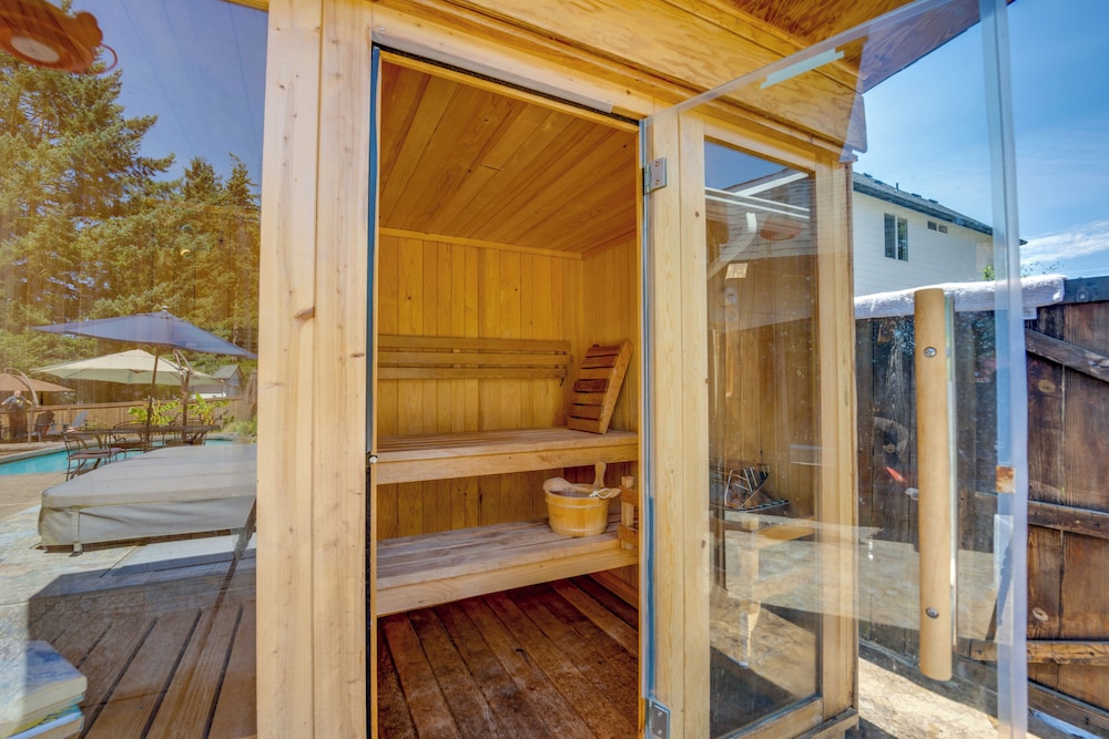 Hot Tub + Sauna: Home 8 Mi to Downtown Tacoma!