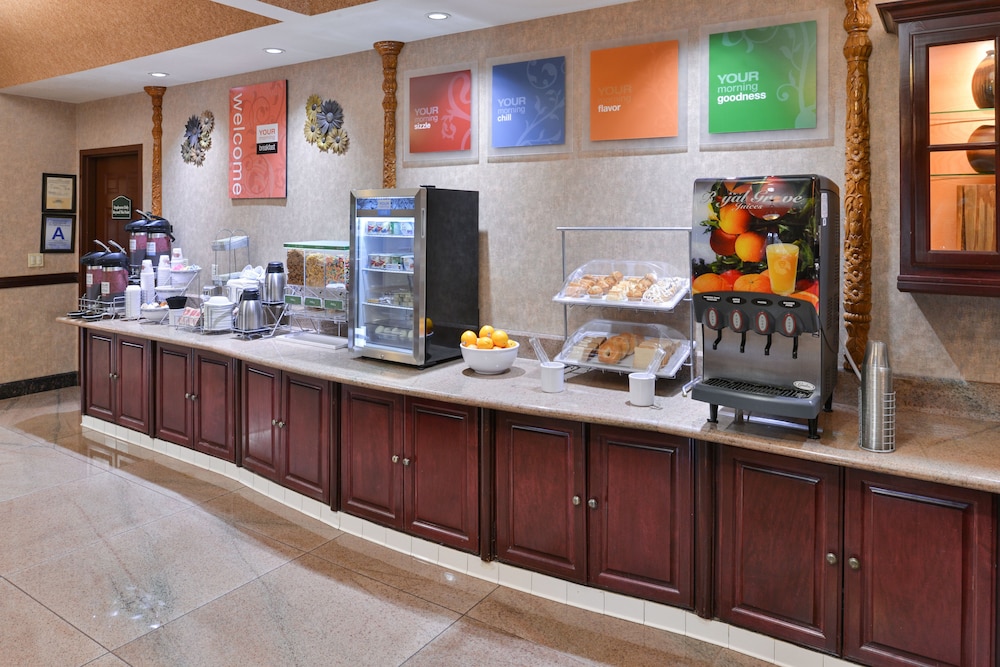 Redlands Vacations - Comfort Suites Redlands - Property Image 1