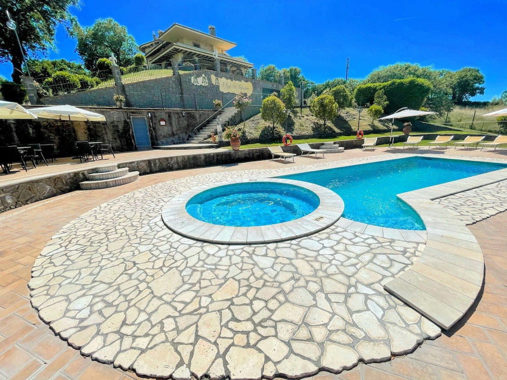 Charming Villa in Umbria - Sleeps 16 - Lake View - Pool, Jacuzzi and Events Room