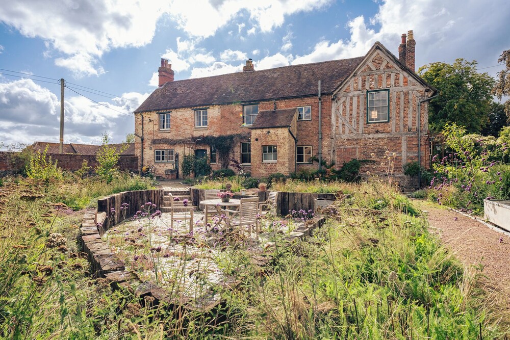 Stunning 4BD Home in Worcestershire