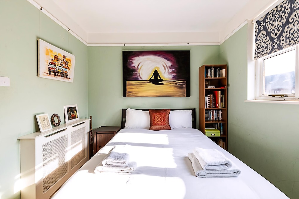 Stylish & Spacious 3-bed Home in Vibrant Bow