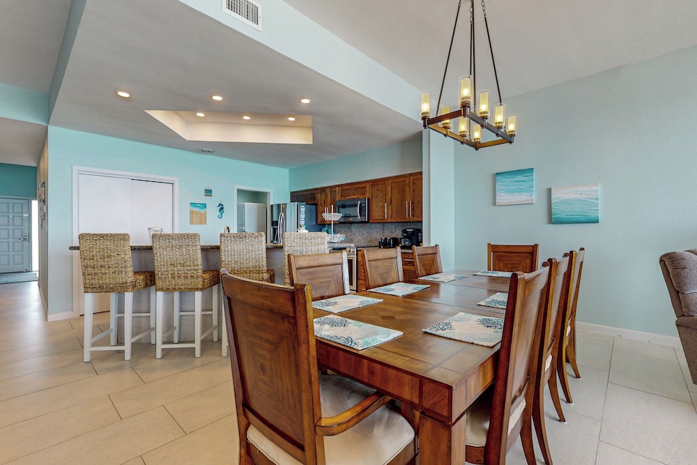 Gorgeous 3BR Penthouse w/ Lanai Facing the Gulf
