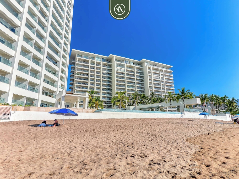 New Oceanfront 1 BR Condo - Gym - Beach - Pool