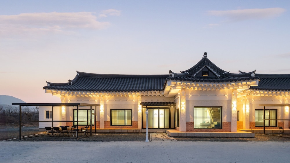 Gyeongju Poseokjeong Hanok Pool Villa
