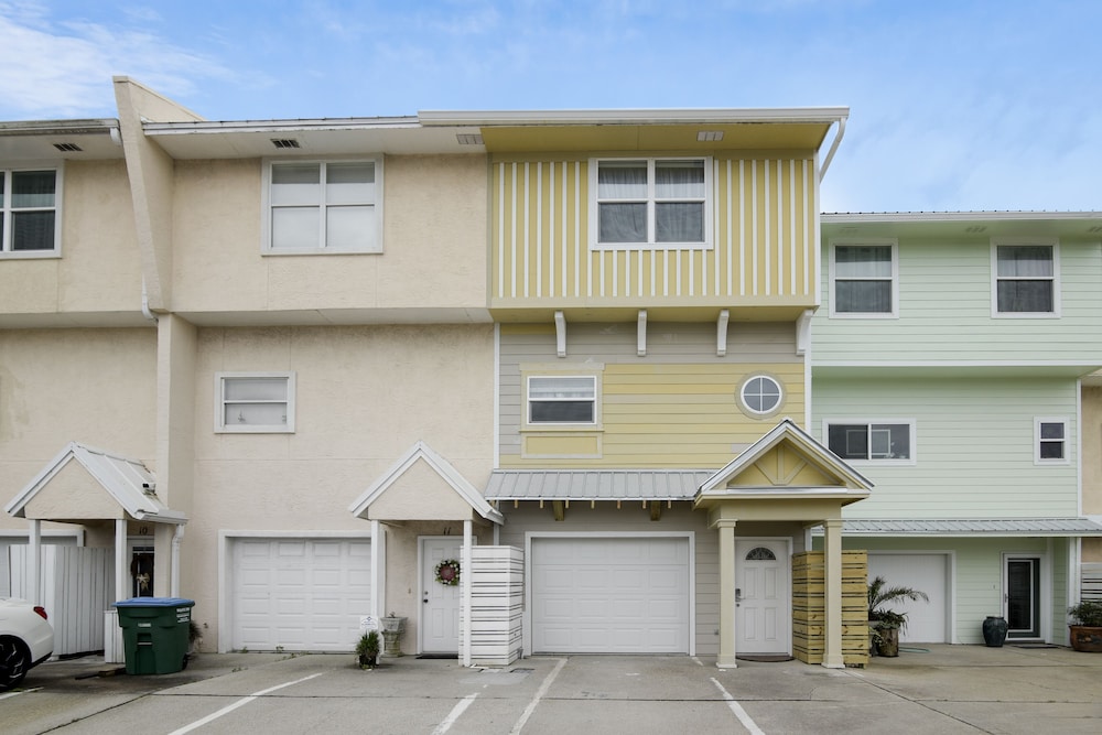 Seaside Pointe by Book That Condo - main view