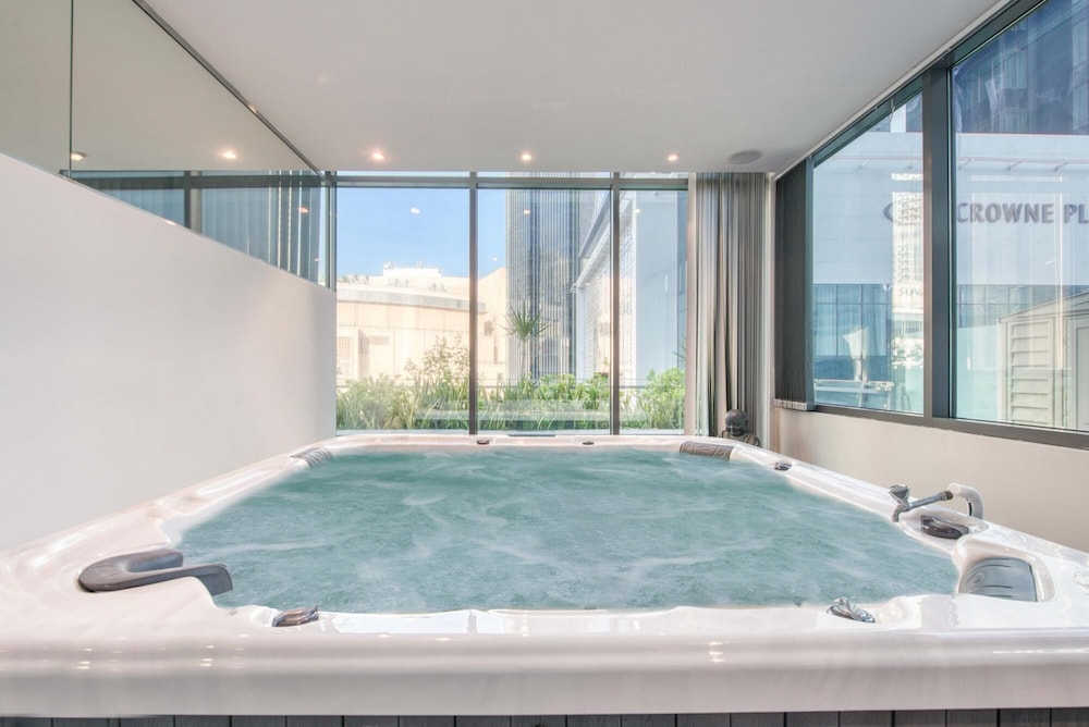 Luxury Apt w Private Jacuzzi Overlooking the Water