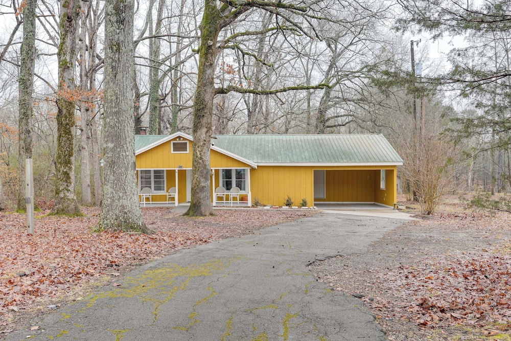 Deck & 2-acre Yard: Quiet Getaway in Crandall!