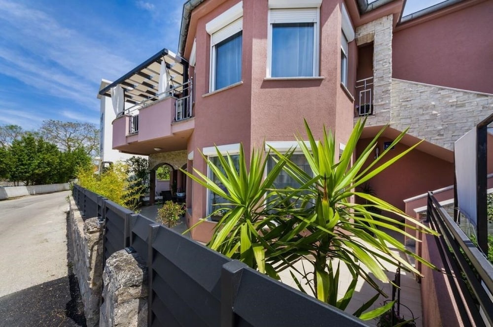 Luxury Villa With Pool - H view 3