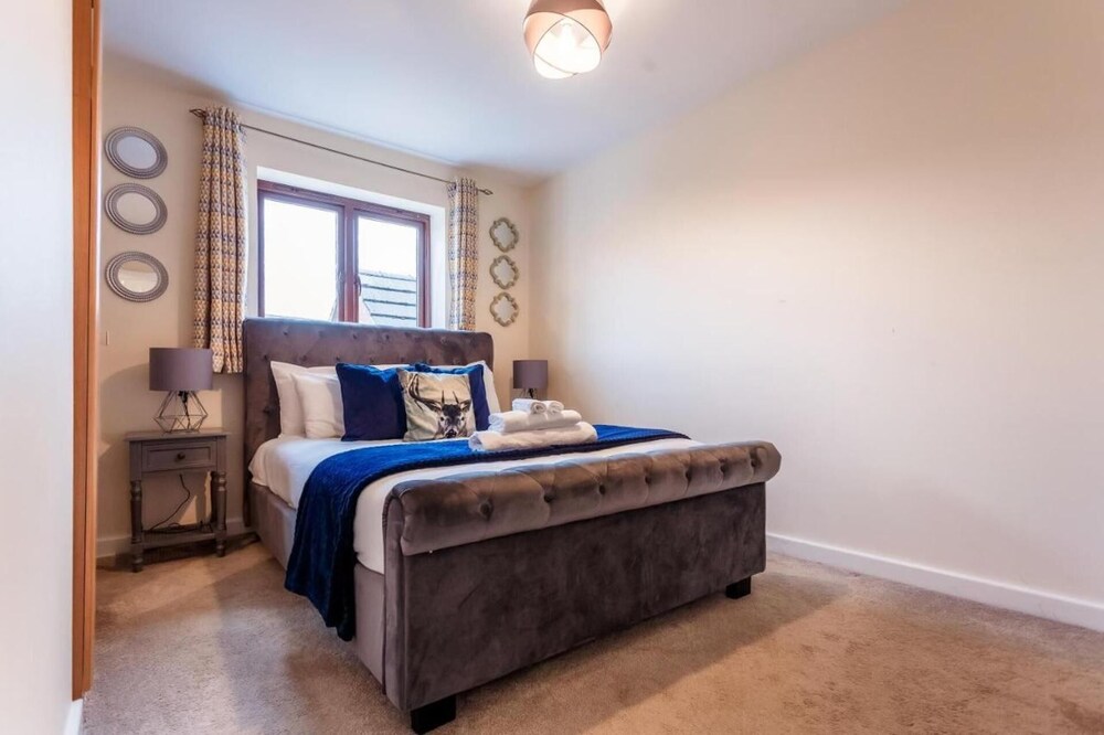 10 Guests - 5 Bedrooms - Free Parking - Lux House