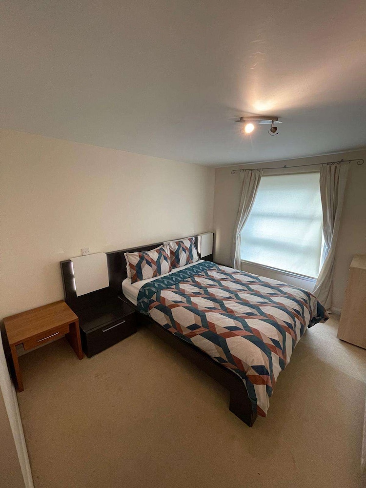3 Bed Flat - Sleeps 6 - Parking - Wifi