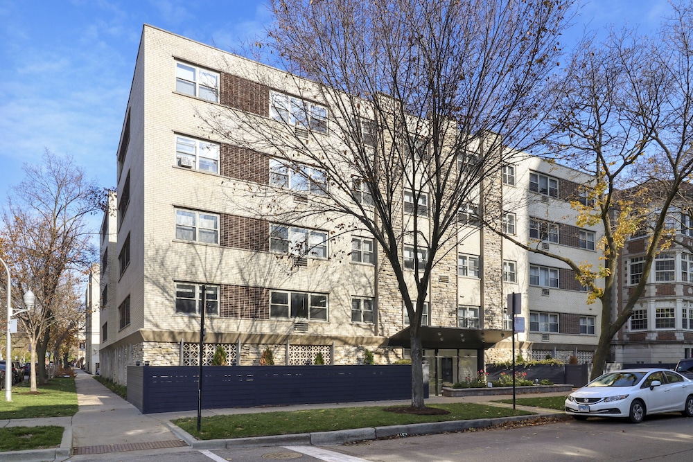Fully Furnished Studio Apt in Lakeview — Chicago