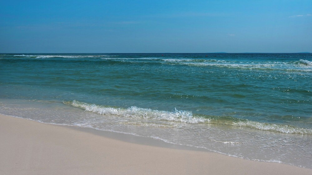 Crystal Sands 112b: Beachfront Condo With Front-row Gulf Views