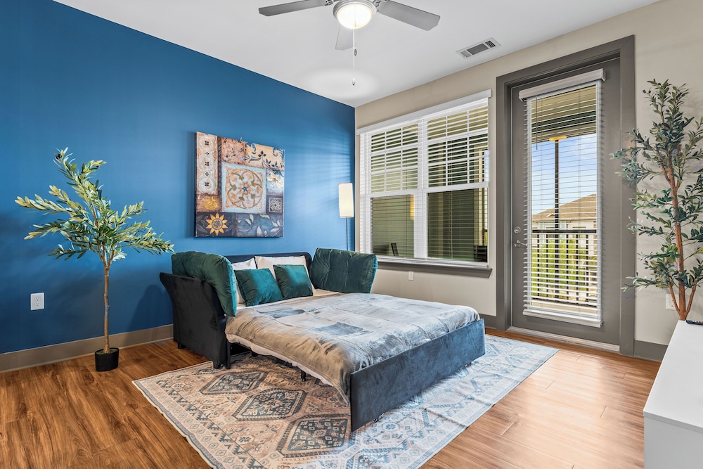 Monarch Apartments 15m to Parks, Pet Friendly, Free Parking by Heavenly Homes