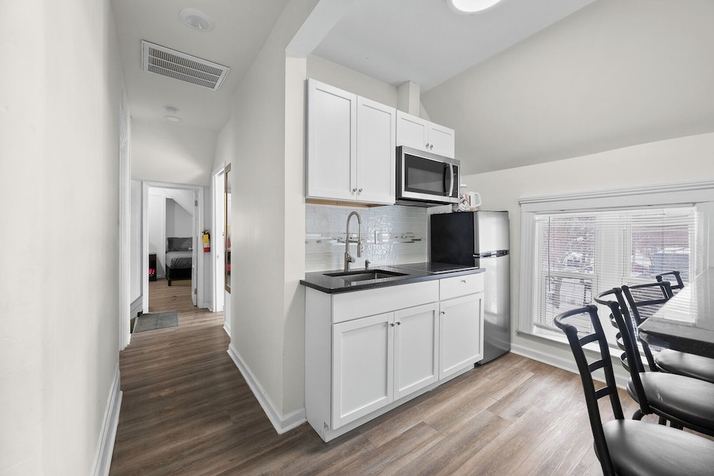 Detroit Escape: 2BR Apartment for 7 w/ Wifi