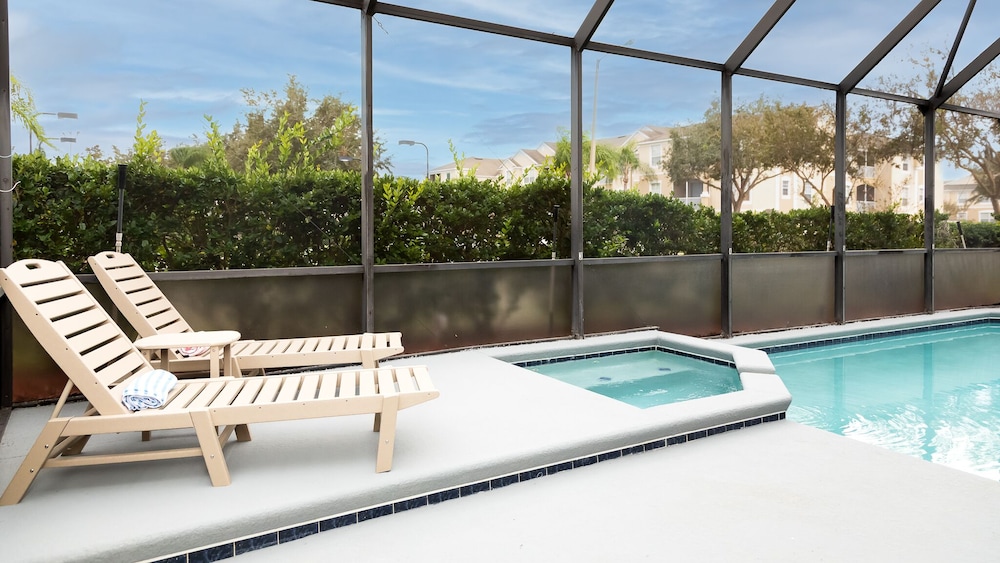 Mickeys Hide Away - Image 5