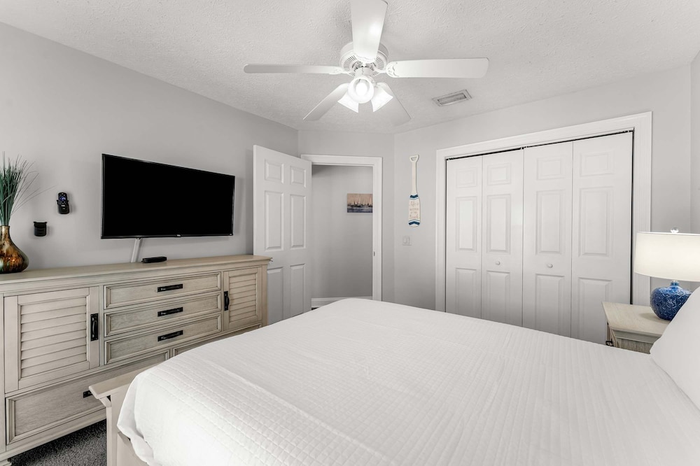 Palm Breeze Retreat Sleeps 10!