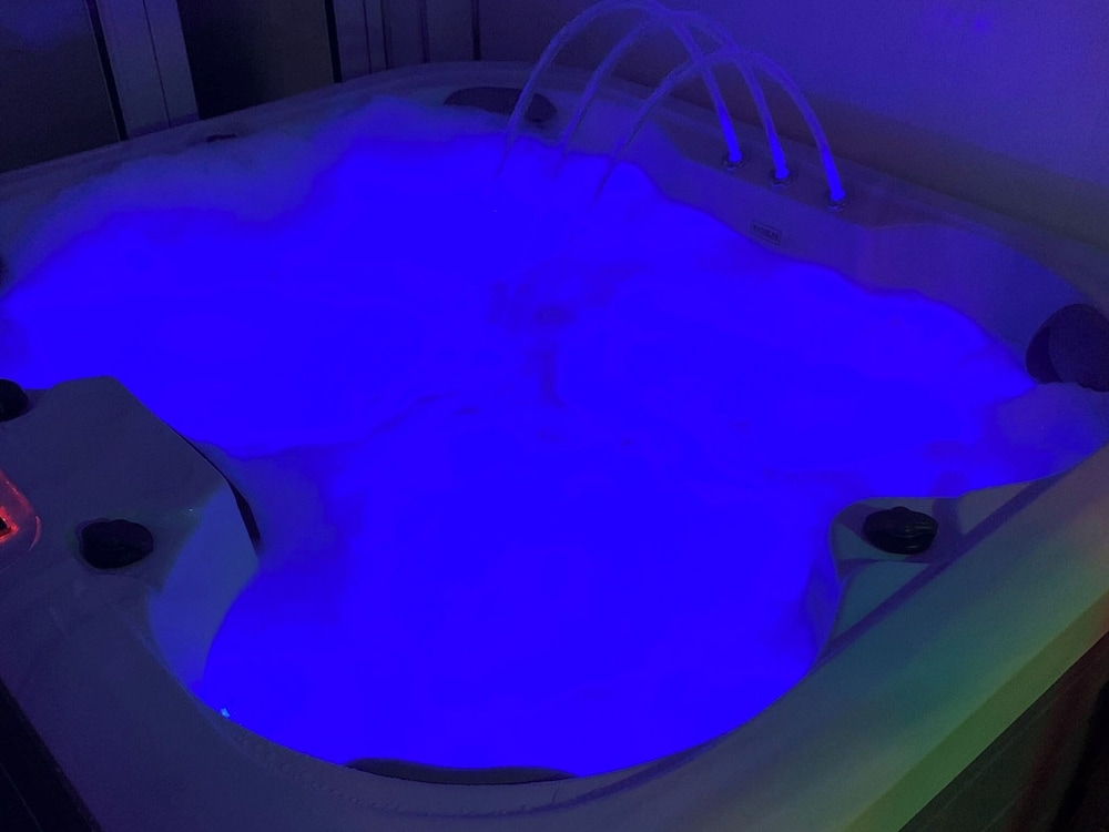 Cozy Hideaway With Hot Tub & Sauna Sleeps 7