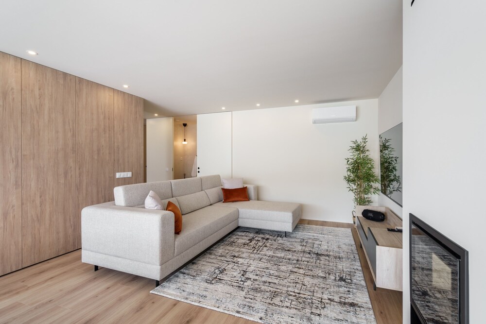 Green Coast Beachfront Retreat by Minho s Guest