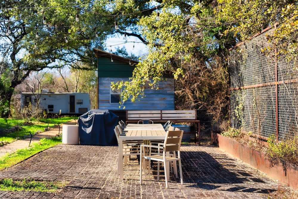 Cozy Tiny Home on Eco Farm and Huge Yard