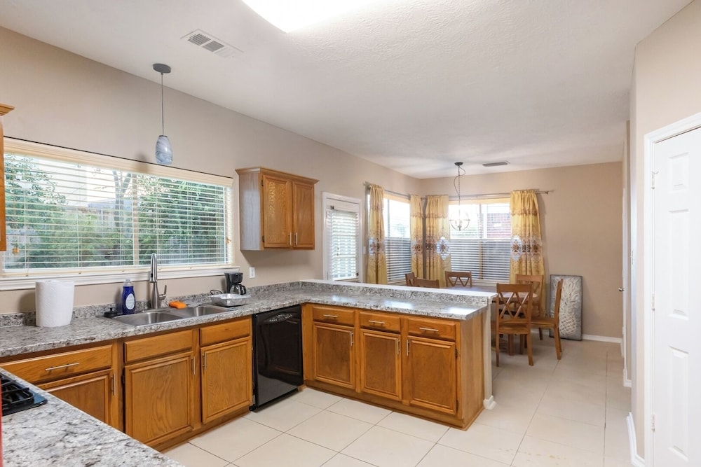 Pet-friendly 3BR Near First Colony Mall