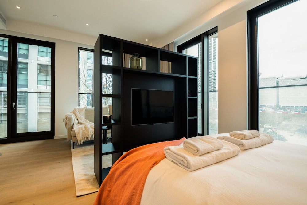 Sensational Studio Apartment in Londons Vibrant Canary Wharf