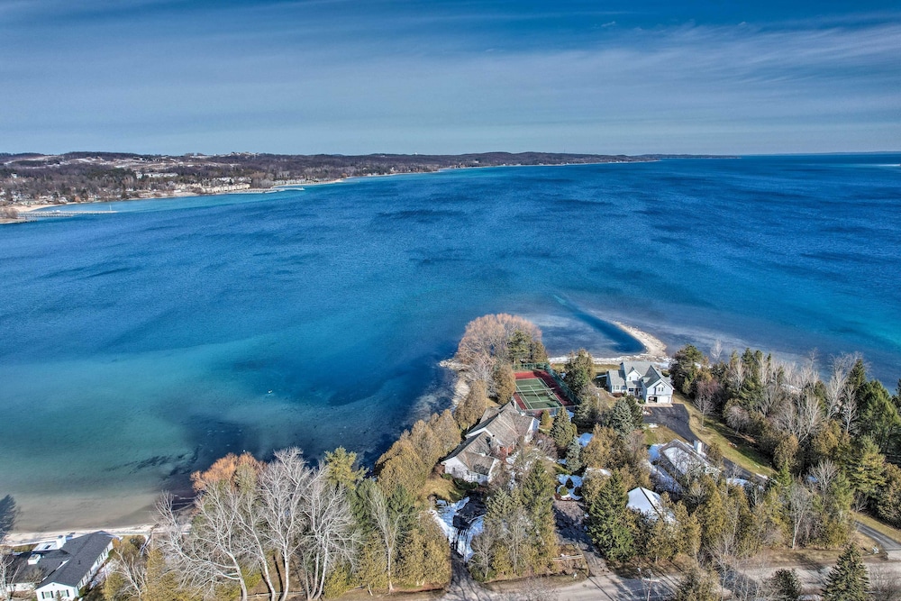 2 Living Areas, Tennis! Waterfront Suttons Bay Gem view 5
