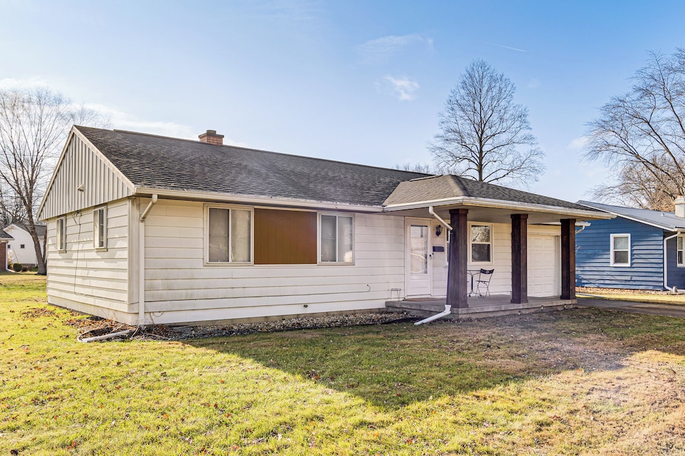 2 Mi to Downtown Logansport: Quiet Home w/ Grill