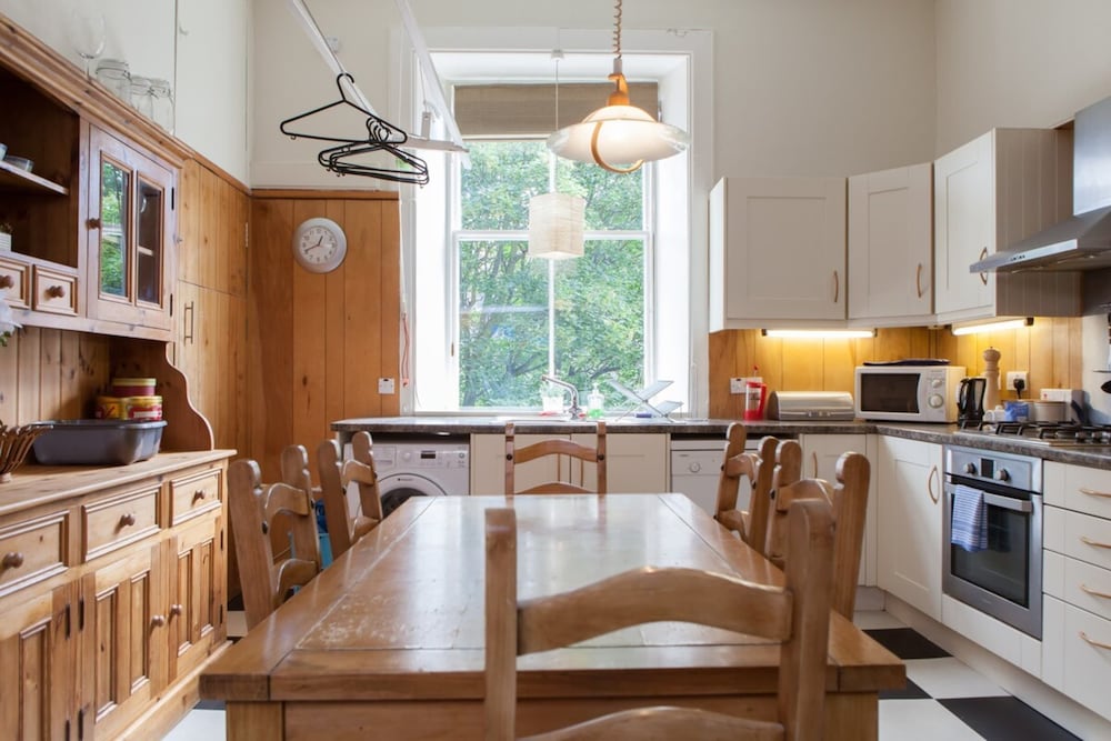 Amazing 4 Bedroom Apartment Just Off The Meadows