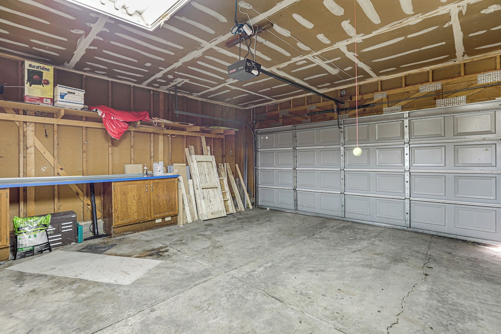 Pet-friendly Retreat w/ Fenced Yard in Aurora