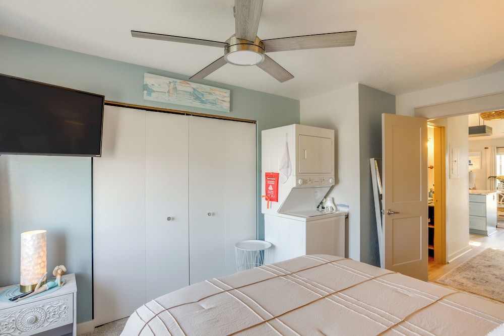 Boat Slip & Pool Access: Oak Harbor Haven!