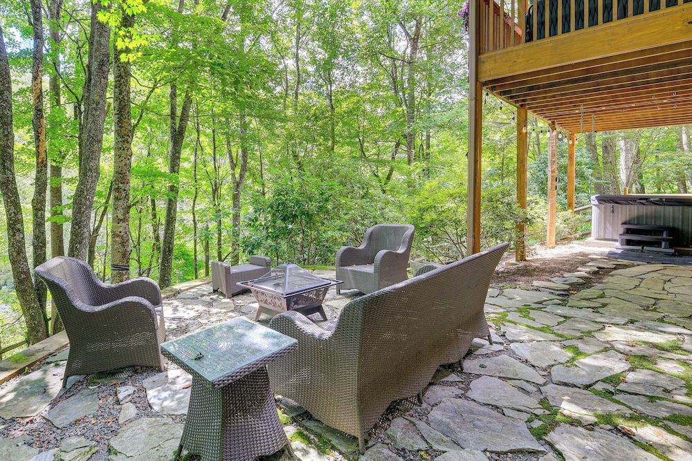 Near Boone-custom Built Cabin: 3 BR 3 BA W/hot Tub