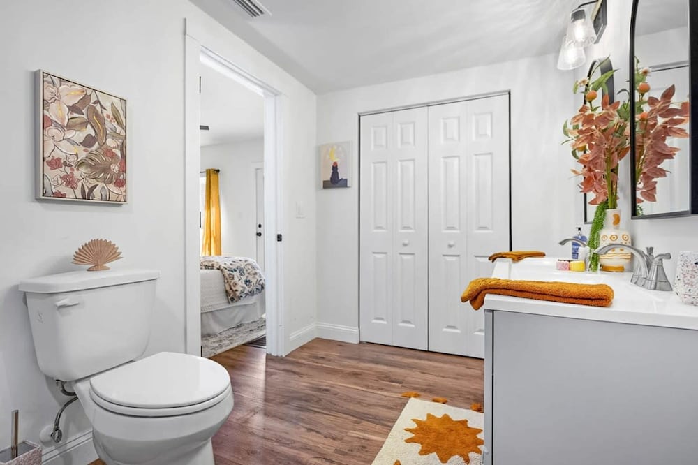 Newly Renovated Whimsical Cottage 2 Beds Hot Tub