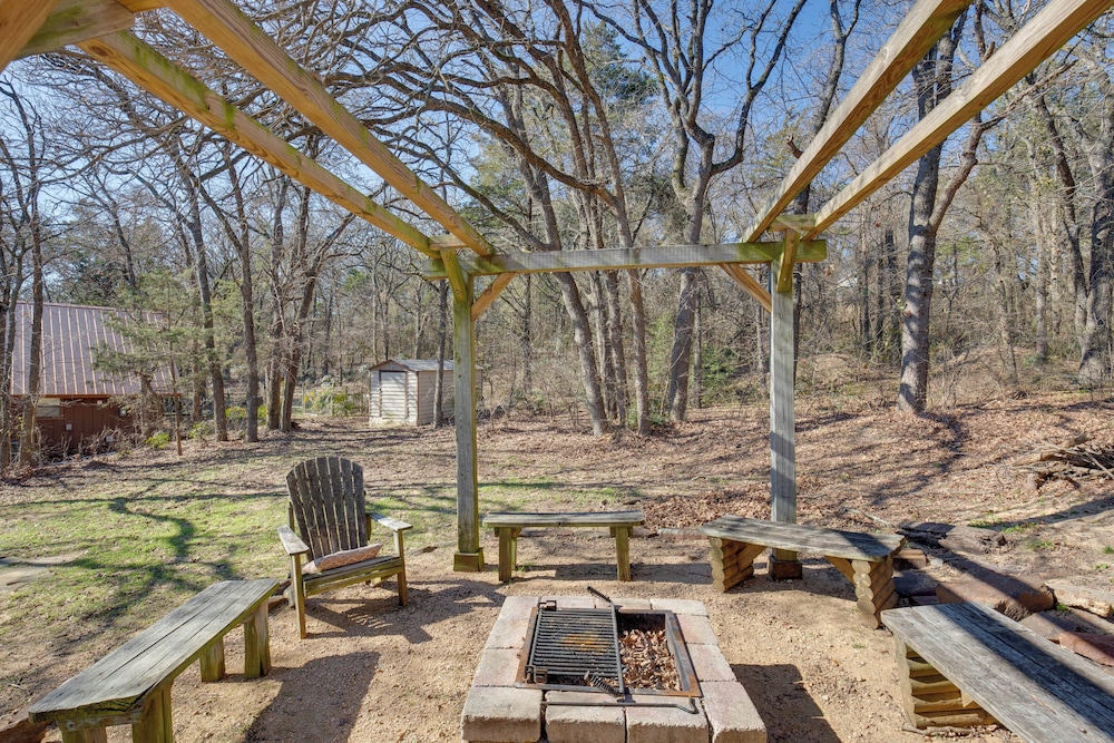 Serene Valley Views: Lake Texoma Retreat