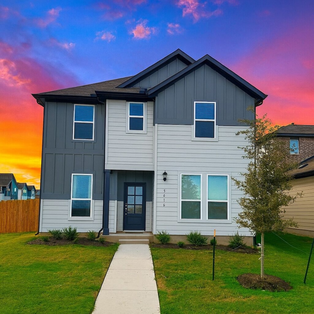 Modern 4BR New Home w Luxury Touches