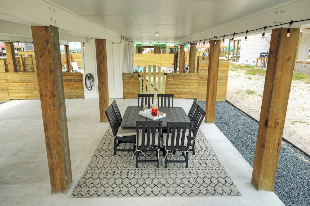 Sleeps 24 2 Homes, Priv Pool, Swing Bar, Patio Lounge Near Nature Preserve