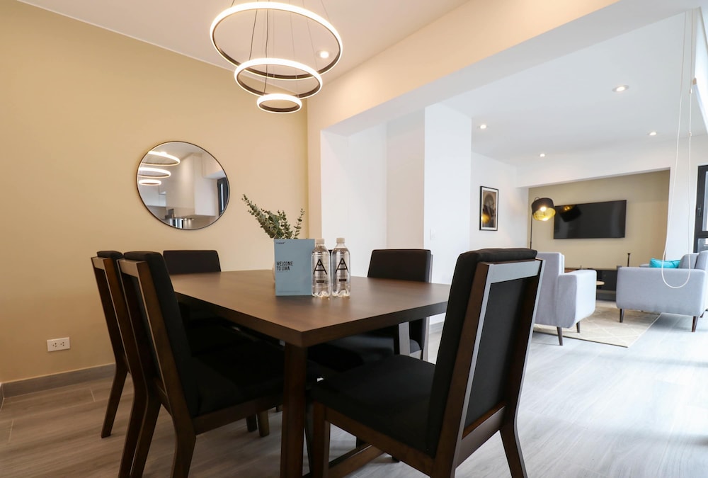 w Grandiose Duplex w Modern Deco in Miraflores