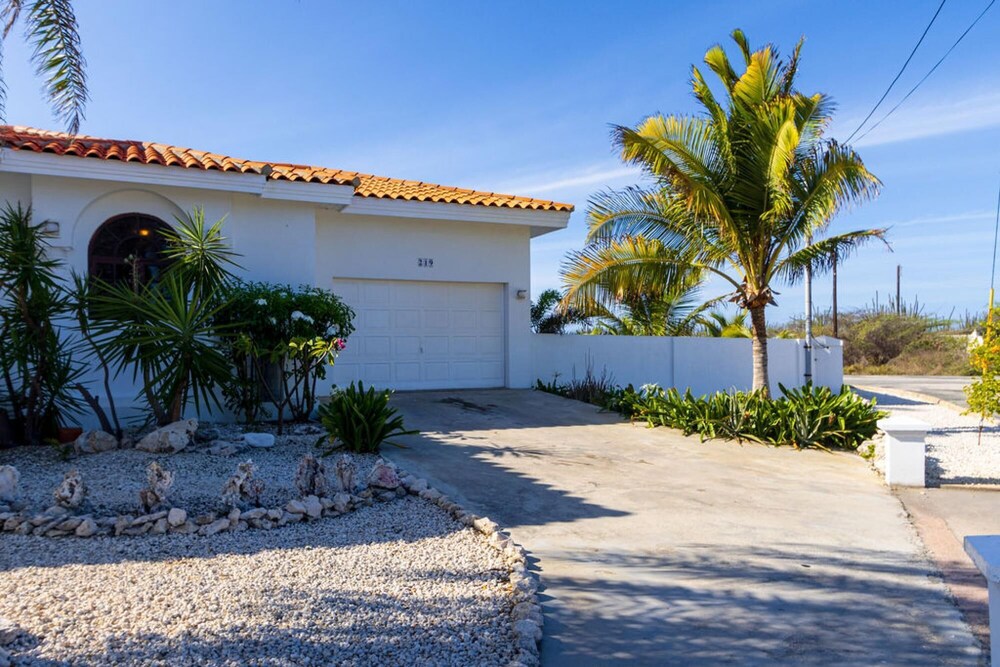Beautiful 3br2 5BA Villa w Pool Close 2 Baby Beach