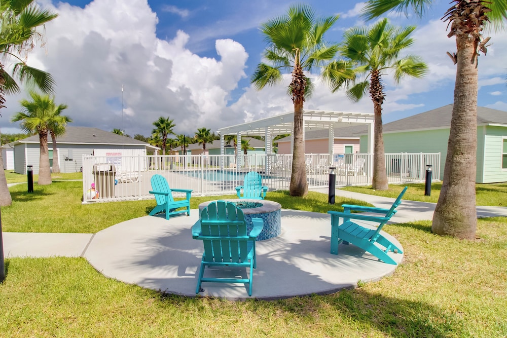 4 Mi to Rockport Beach Park: Home w/ Resort Perks