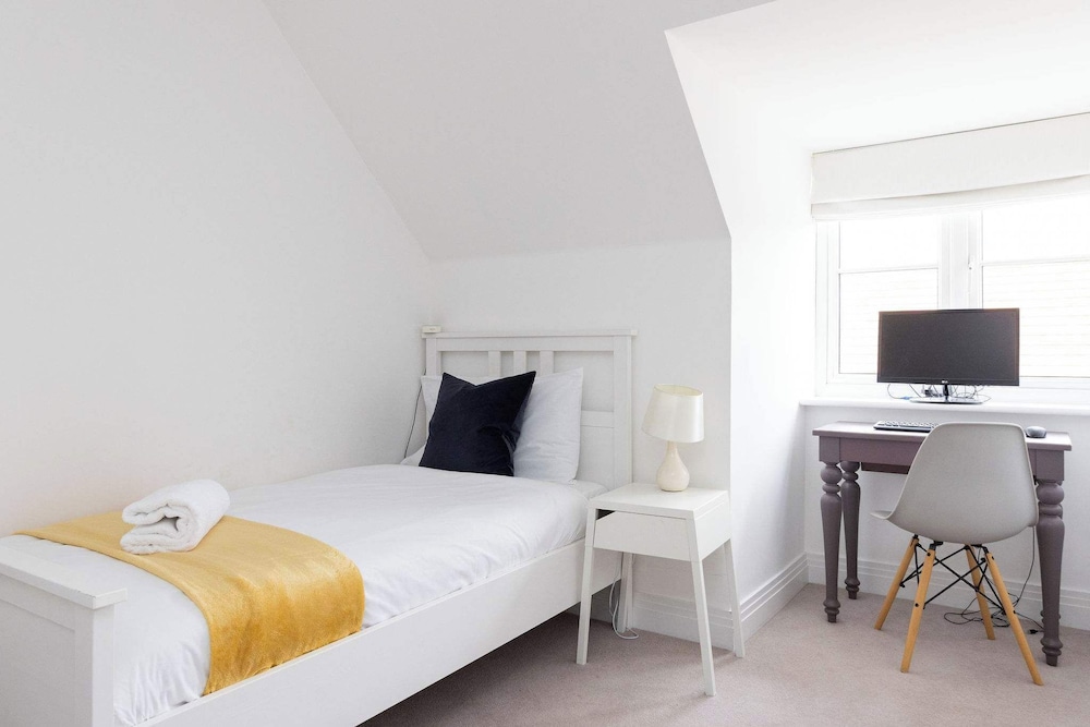 Modern Family Retreat Nr Beaches and Marina