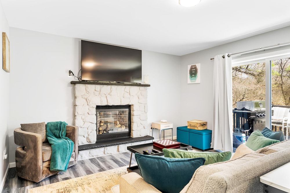 Ultimate Poconos Family Escape! Games, Firepit, Theater Vibes & More
